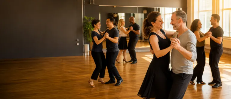 Erwachsene Paare beim gemeinsamen Tanzkurs